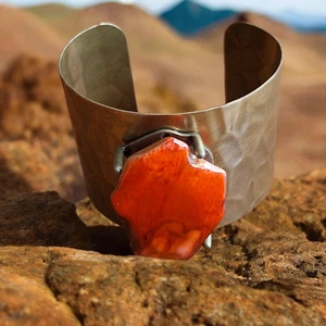 Brazalete Chico's Anika llamativo estilo tribal piedra coral martillado metal - Imagen 1 de 10