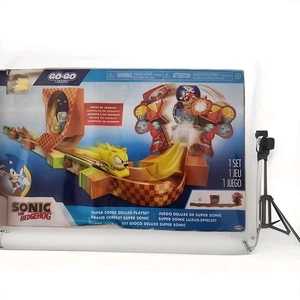 Super Sonic Deluxe Playset Go Go Racers Green Hill Zone - Nuovo (scatola danneggiata)😭 - Foto 1 di 2