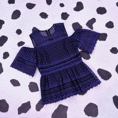 Parker $250 Mujer Pequeño David Negro Azul Ojales Encaje Hombro Frío Peplum Top Foto 1 de 4