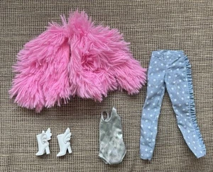 2022 Barbie Extra Puppe OUTFIT Hose, Jacke, Badeanzug & Stiefel Mattel #GRN28 - Bild 1 von 15