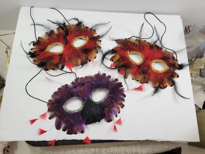Lote de 3 máscaras de olho Mardi Gras fantasia de Halloween preto vermelho penas - Imagem 1 de 4