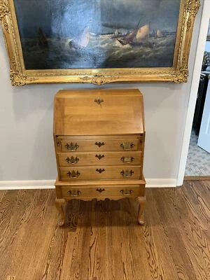 Pequeña secretaria Taylor Jamestown de arce macizo con llave - ¡Impresionante! (Exc.) Foto 1 de 4