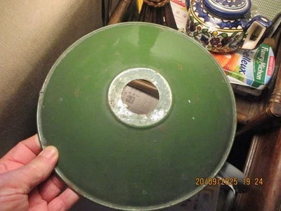 Ancien Abat Jour Lampe de Cour Lustre Tôle émaillée Verte Trou Douille D/4CM - Photo 1/4