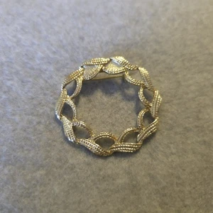 Vintage Gold Tone Wreath Brooch Textured Leaf Design Openwork Circle Pin - Picture 1 of 4