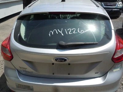 Tapa de puerta levadiza Ford Focus 2012-2014 OEM UX plateada con alerón, cámara trasera Foto 1 de 4