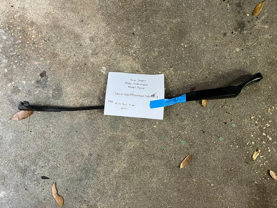 Оригинальный правый передний рычаг стеклоочистителя Volkswagen Passat 2001 2002 2003 2004 2005 3B1955410B - Изображение 1 из 1