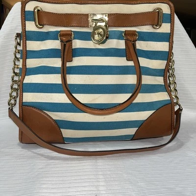 Bolsa listrada azul e branca Michael Kors Hamilton - Imagem 1 de 4