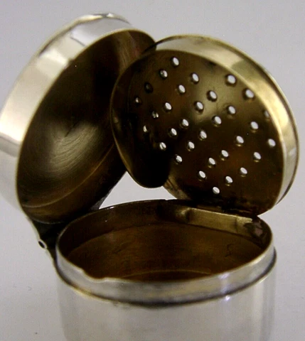 RARE GEORGIAN VICTORIAN ROUND SOLID SILVER VINAIGRETTE BOX c1840 ANTIQUE Cover