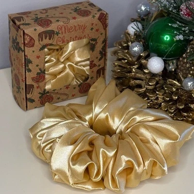 Scrunchie de pelo satinado dorado de Navidad en caja de regalo Foto 1 de 4