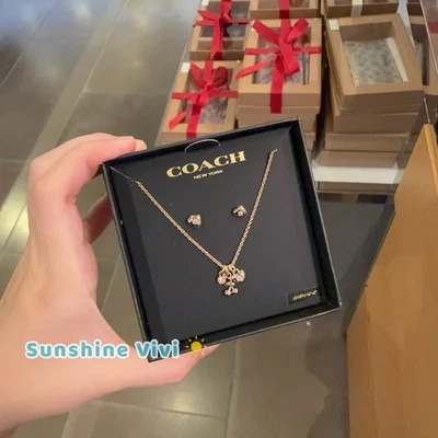 Nuevo con etiquetas Juego de aretes y collar Coach regalo navideño cereza y corazón oro CCU45 Foto 1 de 4
