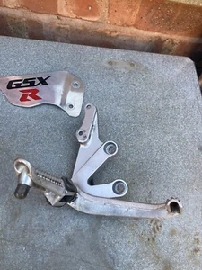 Gancio poggiapiedi anteriore destro Suzuki GSXR1000K 35FR - Foto 1 di 2