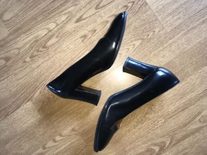 Pumps, 40,schwarzes Lackleder,  Lederfutter, kaum getragen. Toll zu Schlaghosen. - Bild 1 von 3