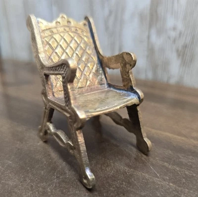 Винтажный миниатюрный латунный стул. Мебель для кукольного домика викторианской эпохи. 2 3/8"   - Изображение 1 из 4