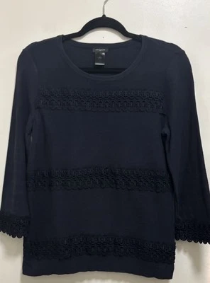 Suéter pulôver de malha Ann Taylor tamanho P azul bordado acabamento de renda gola redonda - Imagem 1 de 4
