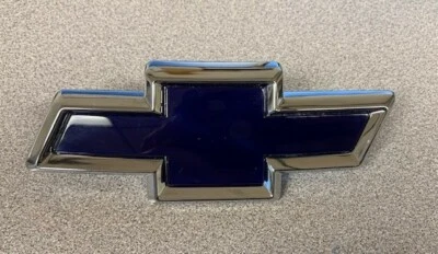 FITS 1995-2001 CHEVROLET LUMINA EMBLEM ASM RAD GRL CHROME 10178405 -  NEW OEM - Image 1 of 2