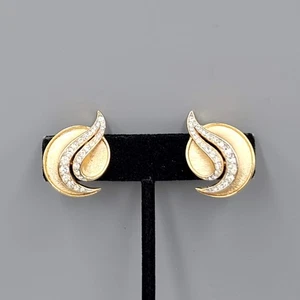 Vintage Trifari Clip on Earrings Textured Gold tone Rhinestone 1" - Picture 1 of 9