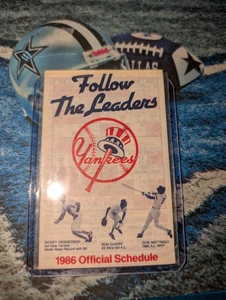  Calendario de bolsillo de los Yankees de Nueva York 1986 ~ Sigue a los líderes, cubierta de Rickey Henderson 🏟 - Imagen 1 de 5