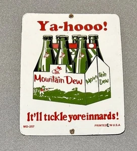 INSEGNA PORCELLANA VINTAGE 1957 12” MOUNTAIN DEW SODA GASOLIO AUTO CAMION MOTO - Foto 1 di 3