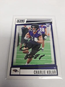 TARJETA DE FÚTBOL AMERICANO DE NOVATO CHARLIE KOLAR BALTIMORE RAVENS AUTÓGRAFO PUNTAJE IP AUTO 2022 - Imagen 1 de 2