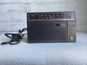 Radio AM FM portátil General Electric GE de colección 7,5” modelo AC/DC #7-2660D - Imagen 1 de 6