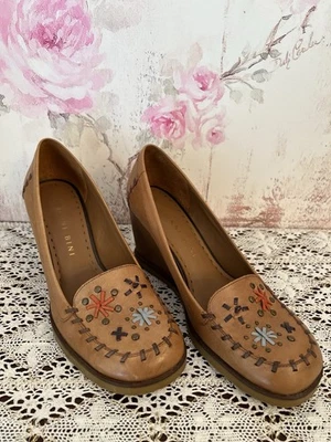 Gianni Bini Wedge Shoes Almond Sz 8M Decorative Floral Stitch Original Box - Image 1 of 4