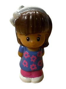 Fisher Price Little People Mia Figur Mädchen braune Haare blau Kleid rosa Hose #491 - Bild 1 von 6