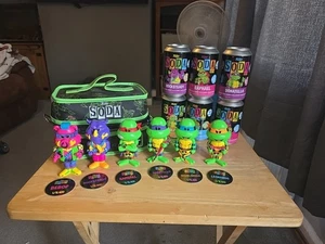 Loungefly Funko Soda TMNT Blacklight mit Kühltasche und 6 Limonaden - Bild 1 von 4