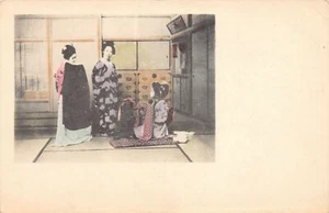 Japón - Tres geishas eligiendo kimonos - Imagen 1 de 2