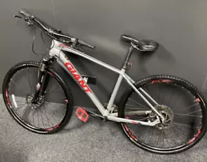Giant Roam Hybrid Bike GX 28 Silver & Red / Frame: 19" / Speed: / Wheels: 28" - Picture 1 of 24
