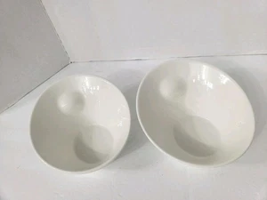Juego de 2 tazones de pellizco blancos de 8" Strawberry Street diseño inclinado moderno - Imagen 1 de 5
