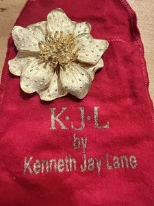 Broche flor madera perro Kenneth Jay Lane con acabado satinado 3602 - Imagen 1 de 5