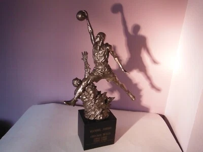 MICHAEL JORDAN 23 IMITACIÓN BRONCE RESINA ESTATUA Nueva (HTF) Foto 1 de 4