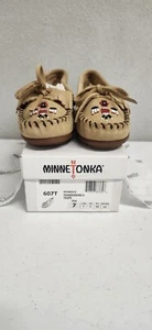 Zapato mocasín Minnetonka Thunderbird ll de gamuza topo con cuentas 607T para mujer nuevo en caja - Imagen 1 de 10