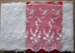 Ribete de encaje Nottingham: diseño blanco con flores y lazos, 5,5 pulgadas x 2 m - Imagen 1 de 2