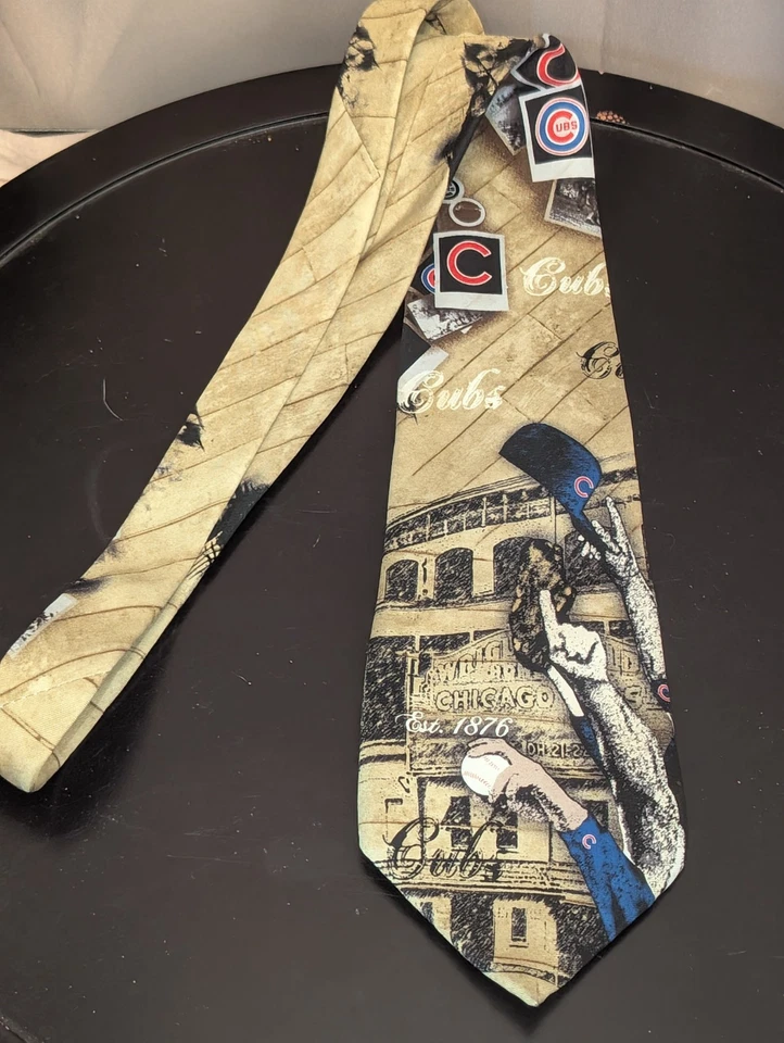 Corbata de cuello Chicago Cubs diseño de estadio para hombre 100 % seda MLB marrón tostado Foto 1 de 4