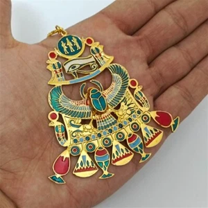 Collana con ciondolo scarabeo egiziano placcato oro smalto intarsiato occhio di Horus design - Foto 1 di 8