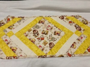 Ostern Vintage Hasen, Küken gesteppt Tischläufer 13x36 cm gelb - Bild 1 von 4