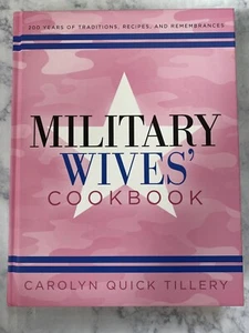The Military Wives' Cookbook: 200 Years of Traditions, Recipes... Hardcover - Foto 1 di 2