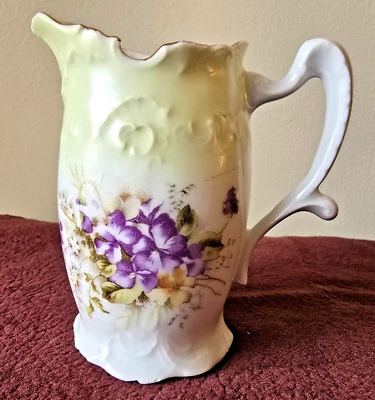 CREMA DE PORCELANA ANTIGUA, ARTE DE LA ERA VICTORIANA - VIOLETAS, EN RELIEVE, ADORNO DORADO Foto 1 de 4