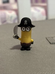 Minions Spielzeug mit Piratenhut und Schwert - Bild 1 von 7
