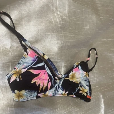 Top de Bikini Roxy Juniors Color Negro Con Amapola Floral Talla Pequeña Foto 1 de 4