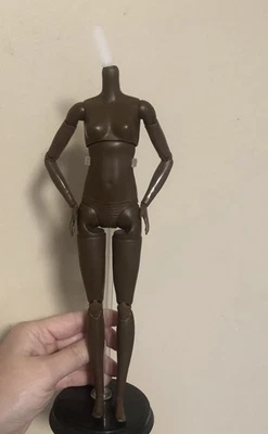 Barbie Hecho Para Moverse Alto Articulado Muñeca Cuerpo AA Piel Oscura JBH75 Foto 1 de 4