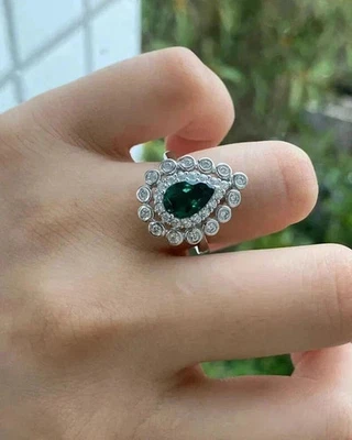 Anillo de mujer esmeralda verde creado en laboratorio corte pera de 1,5 quilates enchapado en oro blanco de 14 k Foto 1 de 4