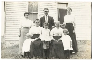 1904-1920 RPPC Family Photo In Front of Their Home - Real Photo Postcard - NICE! - Picture 1 of 2
