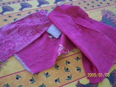 Coupon de tissu ancien en soie rouge avec bouquet de fleurs.  Réf n°74 - Photo 1/4