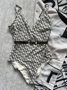 Love Stories x H&M Print Badeanzug mit Gürtel & passendem Sarong. Größe 8 - Bild 1 von 5