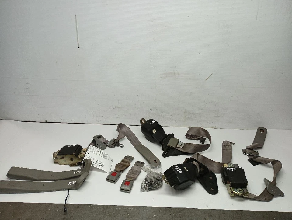 Juego completo de cinturones de seguridad delanteros + traseros grises de 1996 Chevrolet Camaro 11878555 Foto 1 de 4