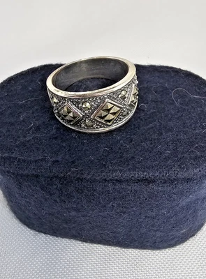 Vintage Estate 925 Sterling Silver Three Tipped Squares Marcasite band ring - Image 1 of 4