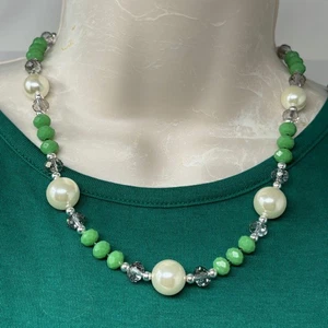Collana di perline fatte a mano perle di vetro verde opaco e grigio con perle finte bianche - Foto 1 di 5