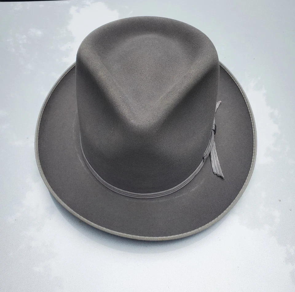 Raro sombrero de fieltro de piel Adam Fedora de los años 40 - gris cromado - talla 7 en caja original Foto 1 de 4